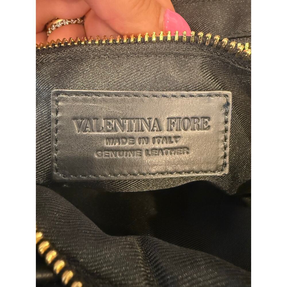Valentina Fiore two-way Italian woven leather crossbody bag. Gold hardware. - Picture 7 of 13